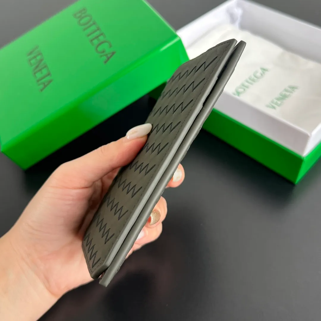 B’s new small woven passport holder [let me see]. 817398 The classic fine weave returns✅, made of cowhide, very soft to the touch and durable. In addition to your passport, you can also put your cards, ID and a small amount of cash. Small and exquisite, super suitable for travel. Weaving is the eternal classic of this brand, size: 13.3x9.5, P600